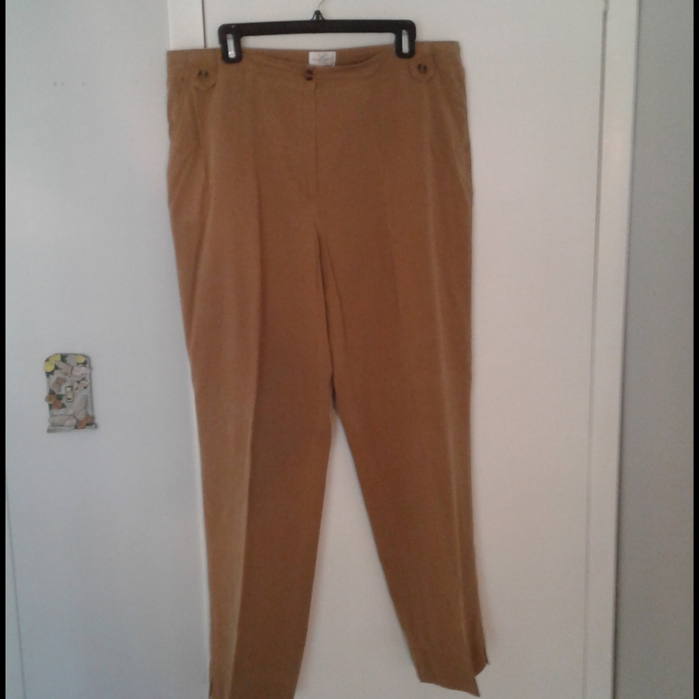 Emma James slacks. Has 2 botton tabs on waistline.